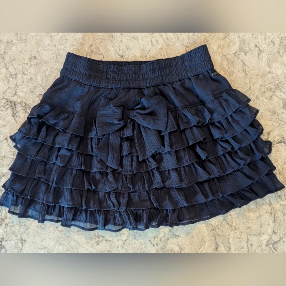 never worn Chic Navy Ruffled Skirt with Bow. Hollister